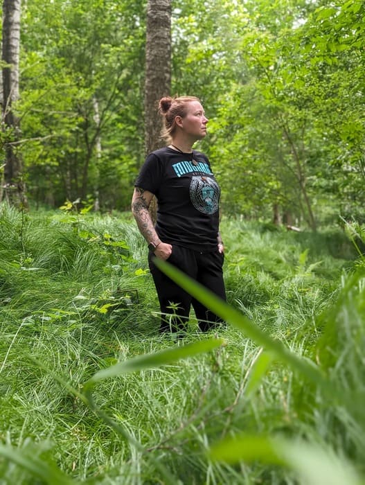 Mann in Shorts trägt North Legendary Shirt beim Spaziergang im Wald
