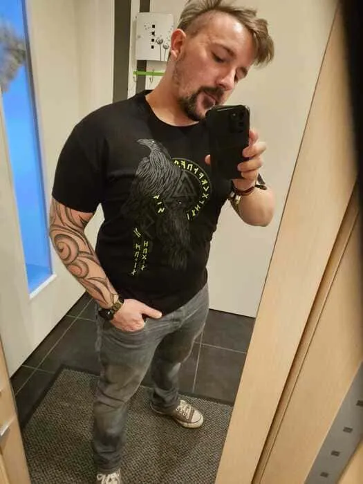 Mann mit kurzem Bart präsentiert North Legendary Hugin-und-Munin-Shirt im Spiegelselfie