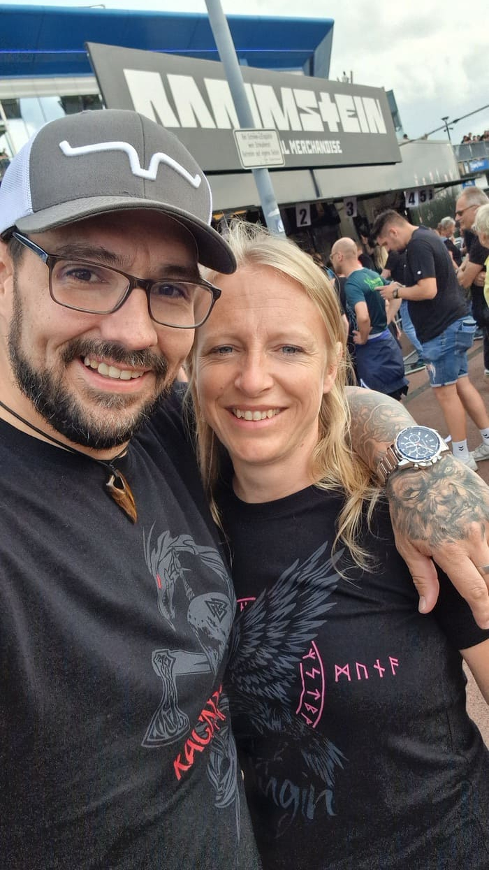 Paar in North Legendary Outfits bei einem Szene-Event