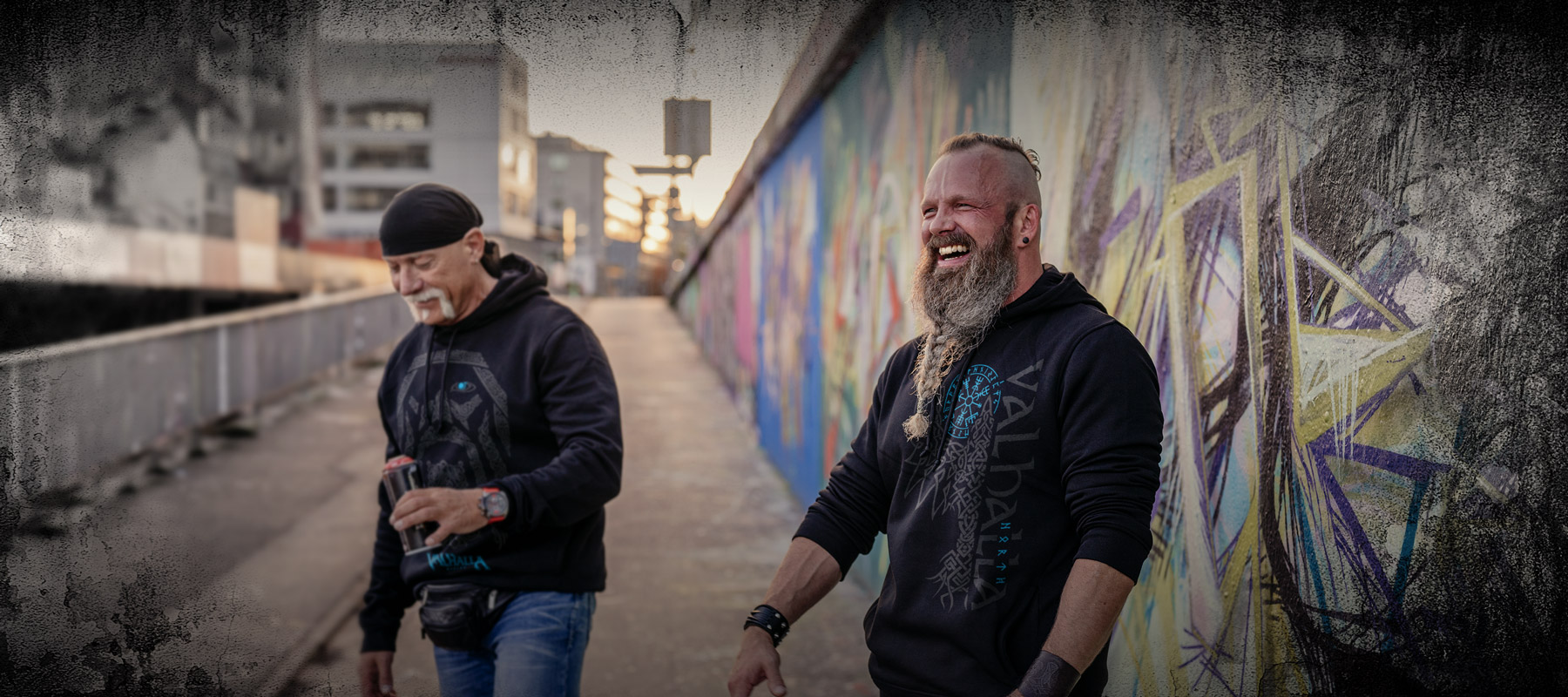 Zwei Männer in North Legendary Hoodies vor einer urbanen Wand – Wikinger-Style im Alltag