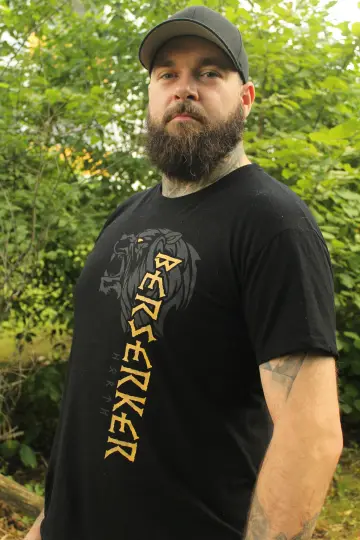 Mann mit Cap und Bart im Wald, North Legendary Berserker-Shirt mit goldenem vertikalen Print