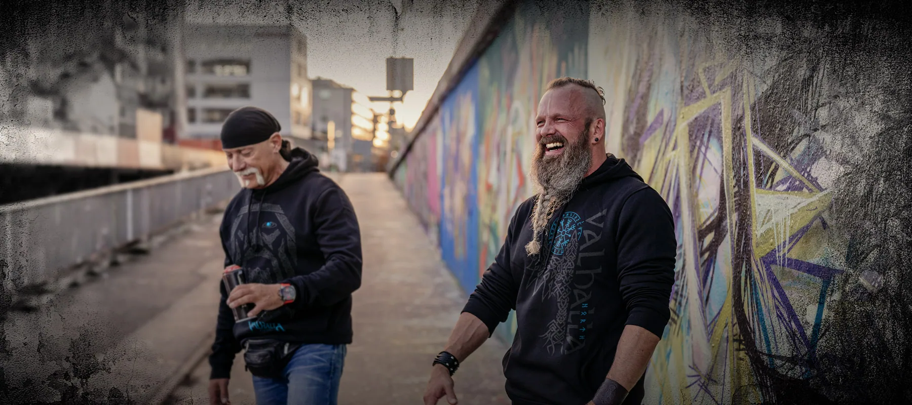 Die North Legendary® Crew an einer Wikinger-Holzhütte – Kameradschaft und gelebte Brand