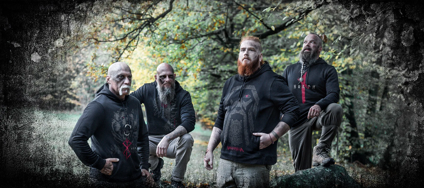 North Legendary® Brand-Crew im Wald, alle in Wikinger-Hoodies