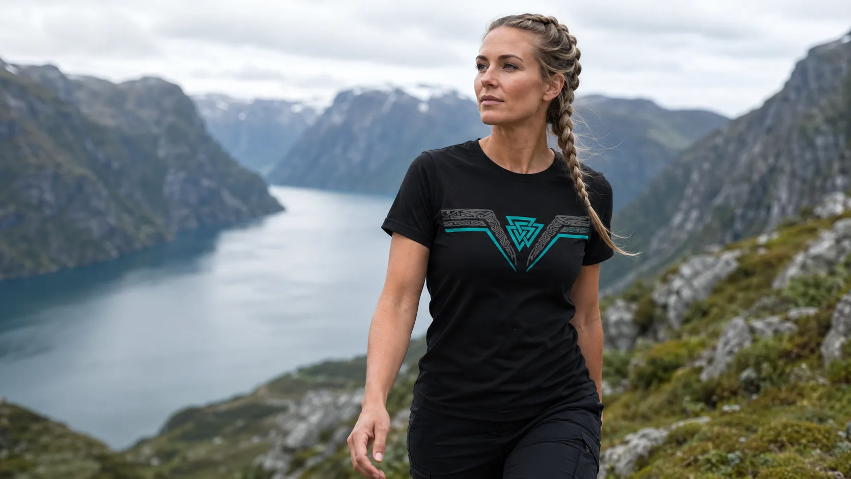 Valknut Wikinger T-Shirt Damen – drei verschlungene Dreiecke mit nordischem Flechtwerk in Silberweiß
