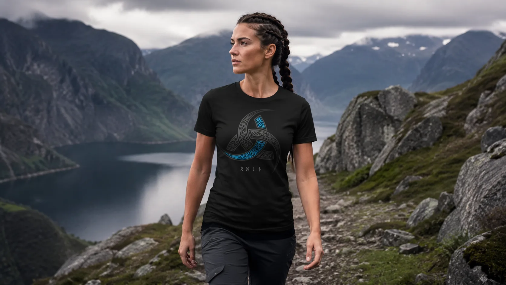 Odins Hörner Wikinger T-Shirt Damen – Dreifachhorn aus drei geschwungenen Trinkhörnern mit nordischem Knotenwerk und Runen