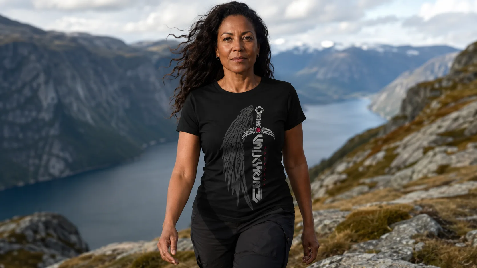Walküre Wikinger T-Shirt Damen – ausgebreiteter Federflügel und aufrechtes Schwert mit Runen in weiß-silberner nordischer Linienführung