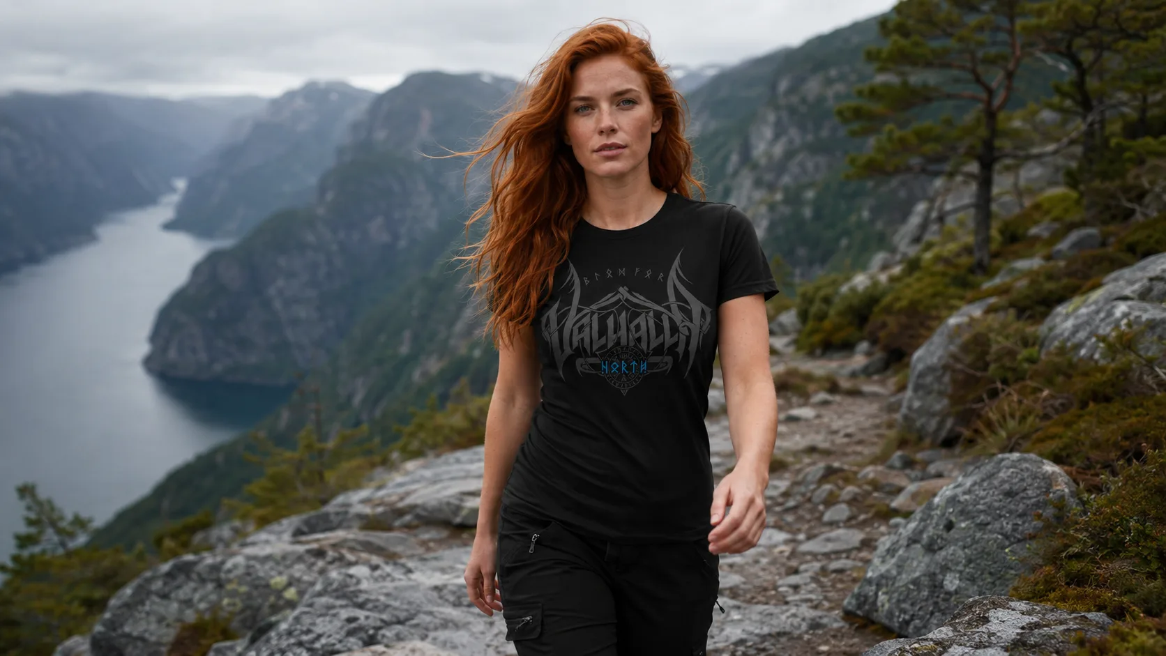 Blood of Valhalla Wikinger T-Shirt Damen – verwitterter Blackletter-Schriftzug Valhalla mit runenbesetztem Emblem in Silbergrau