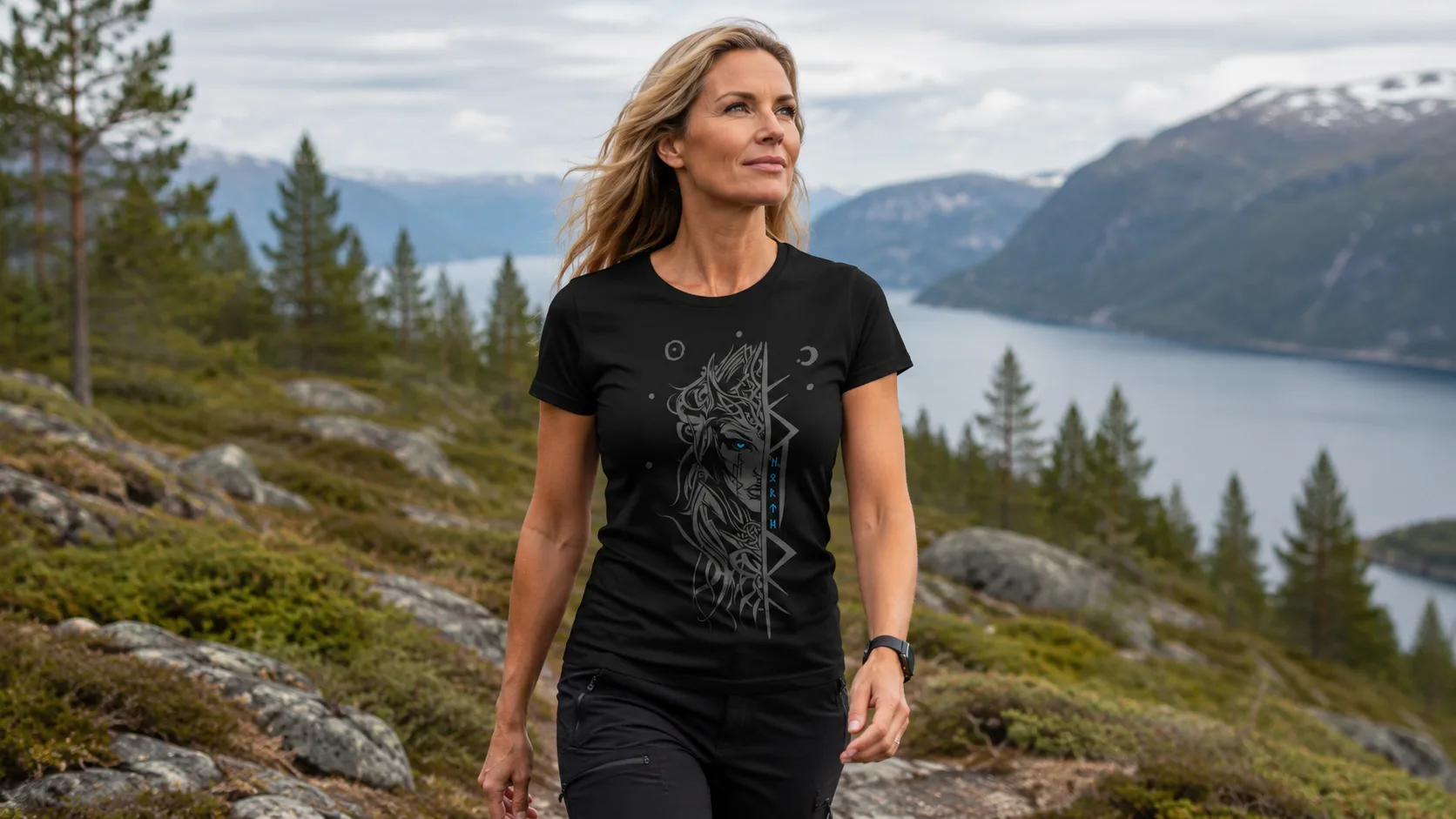 Freya Wikinger T-Shirt Damen – gekrönte nordische Göttin mit Mond und Sternen