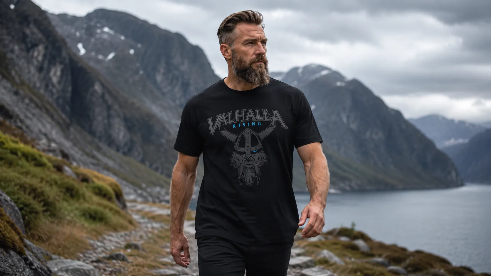 Valhalla Rising Wikinger T-Shirt Herren – gehörnter Kriegerkopf mit nietenbesetztem Helm und langem Bart unter geschwungenem Schriftzug