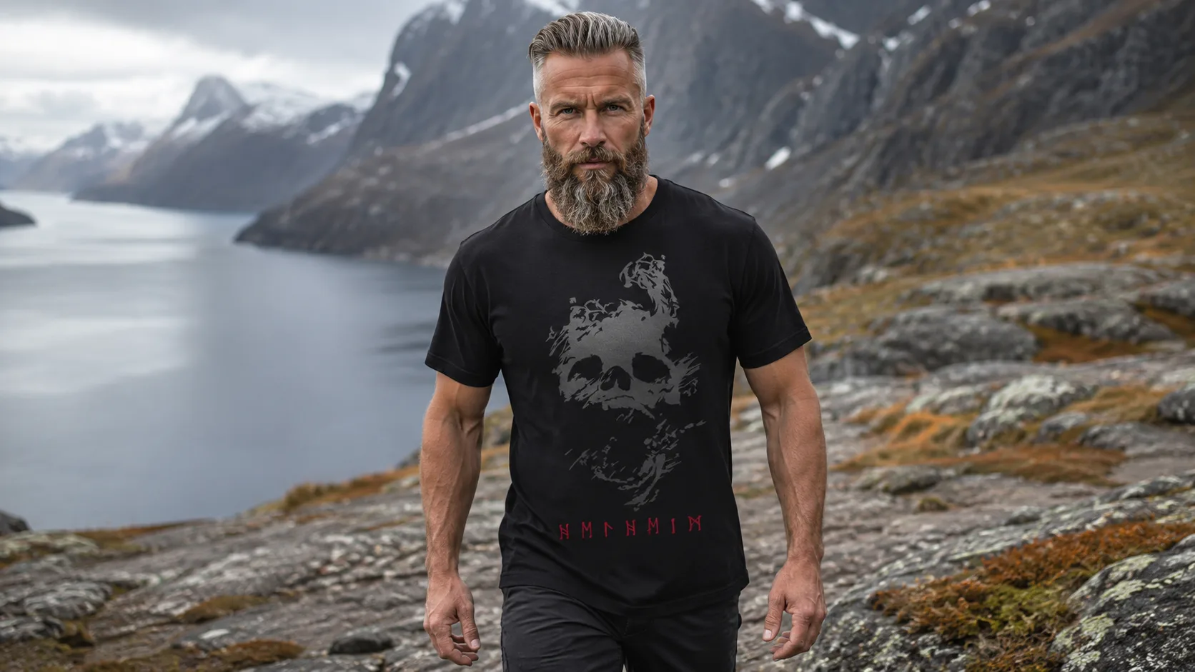 Helheim Wikinger T-Shirt Herren – verwitterter Schädel zerfällt in Rauch und Schatten über nordischen Runen