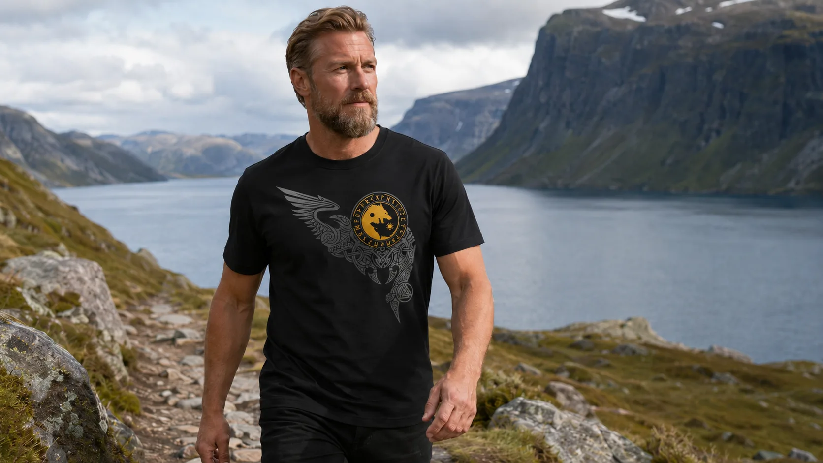 Hati & Skalli Wikinger T-Shirt Herren – schnappender Wolfskopf im Runenrund mit Sonnenzeichen, Schwinge und Valknut