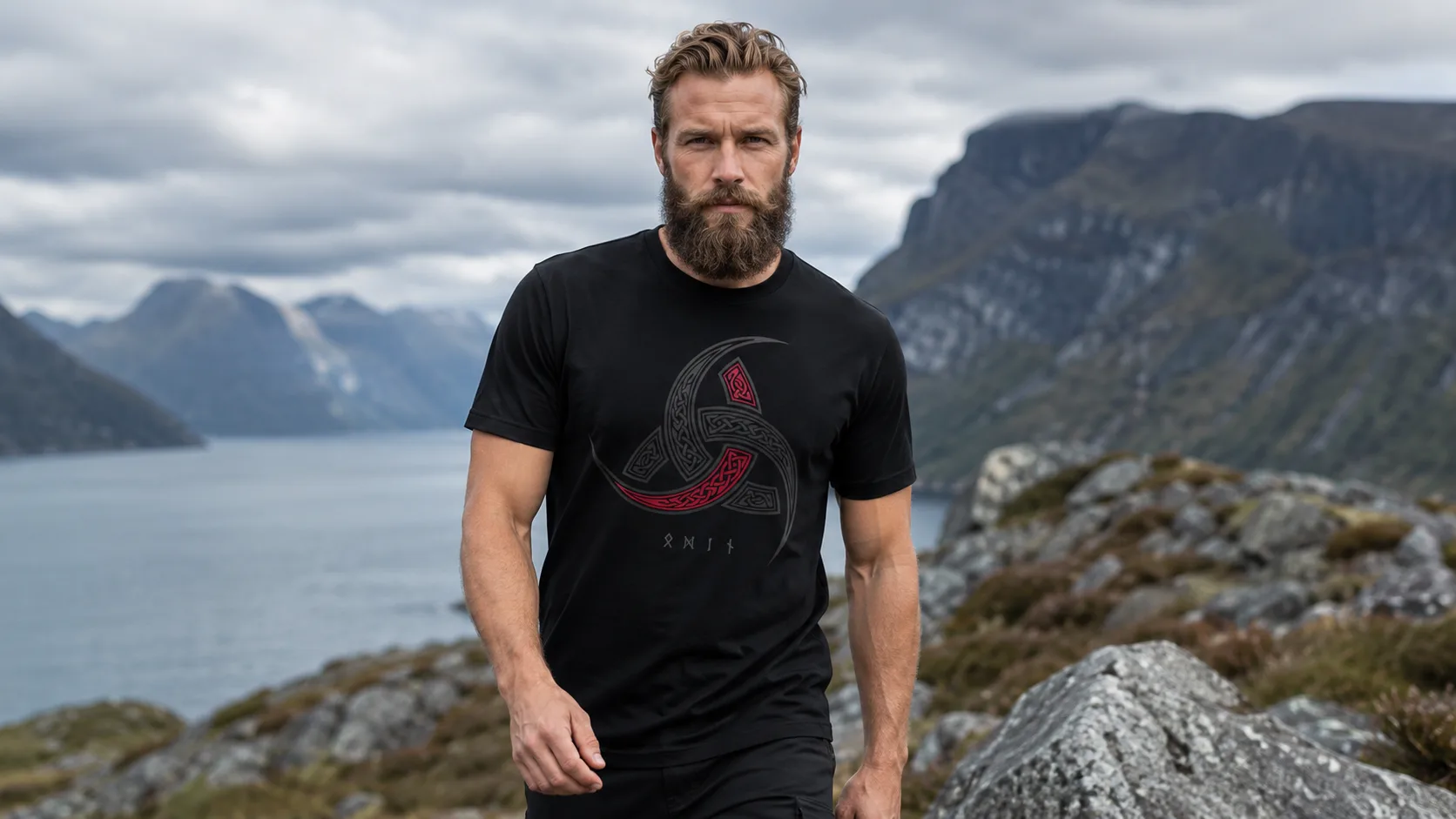 Dreifachhorn Odins Wikinger T-Shirt Herren – drei verschlungene Trinkhörner im keltischen Flechtwerk mit Runen, silbern auf dunklem Stoff