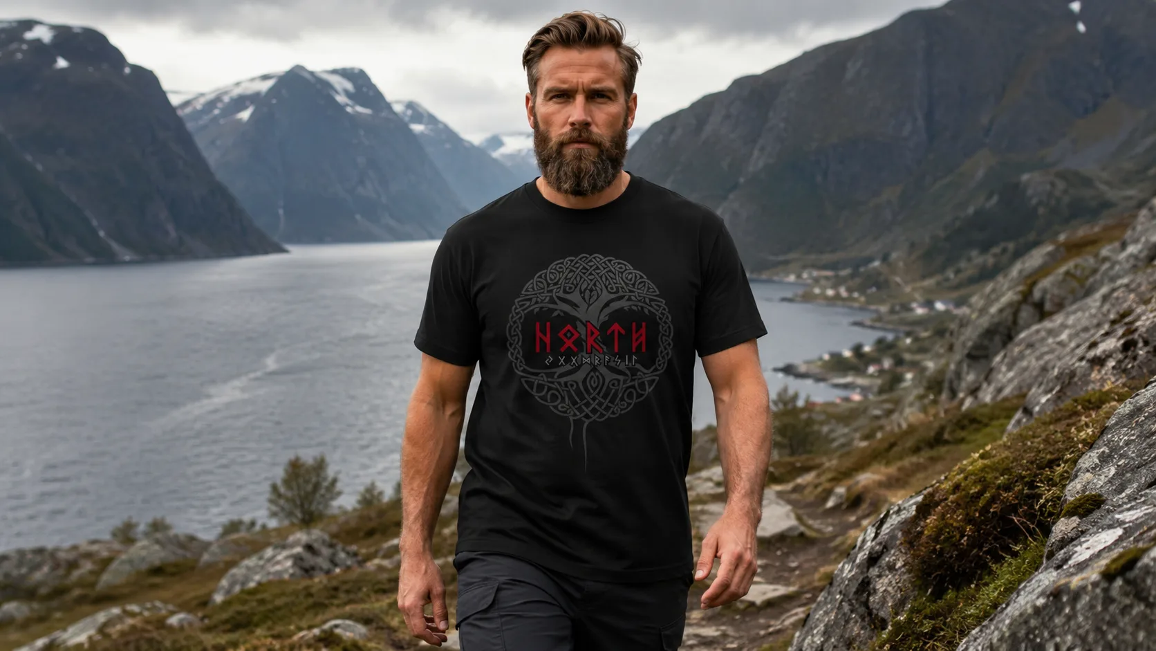 Yggdrasil Wikinger T-Shirt Herren – kreisrundes Weltenbaum-Emblem im nordischen Knotwork mit Runenring, silbern auf dunklem Stoff