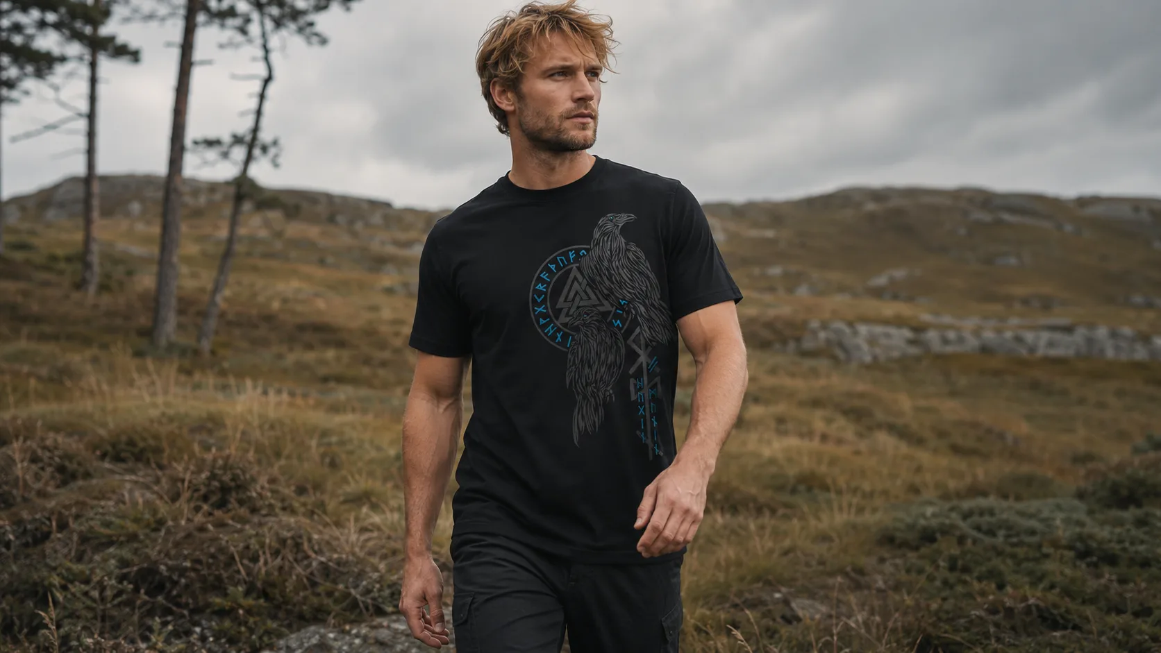 Modell mit Hugin-und-Munin-T-Shirt mit Valknut und Runenring im Moorland